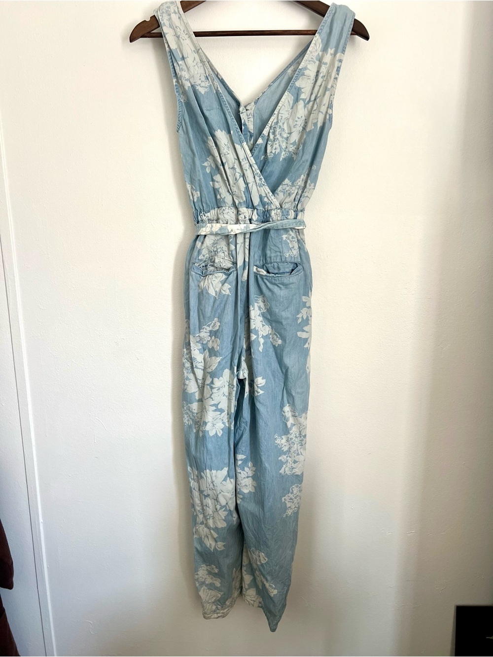 Pilcro Anthropologie Chambray Floral Jumpsuit XS Blue White Tie Waist Cropped - Picture 7 of 8